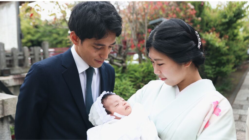お宮参りの着物を着たあかちゃんとお母さんとスーツ姿のお父さん